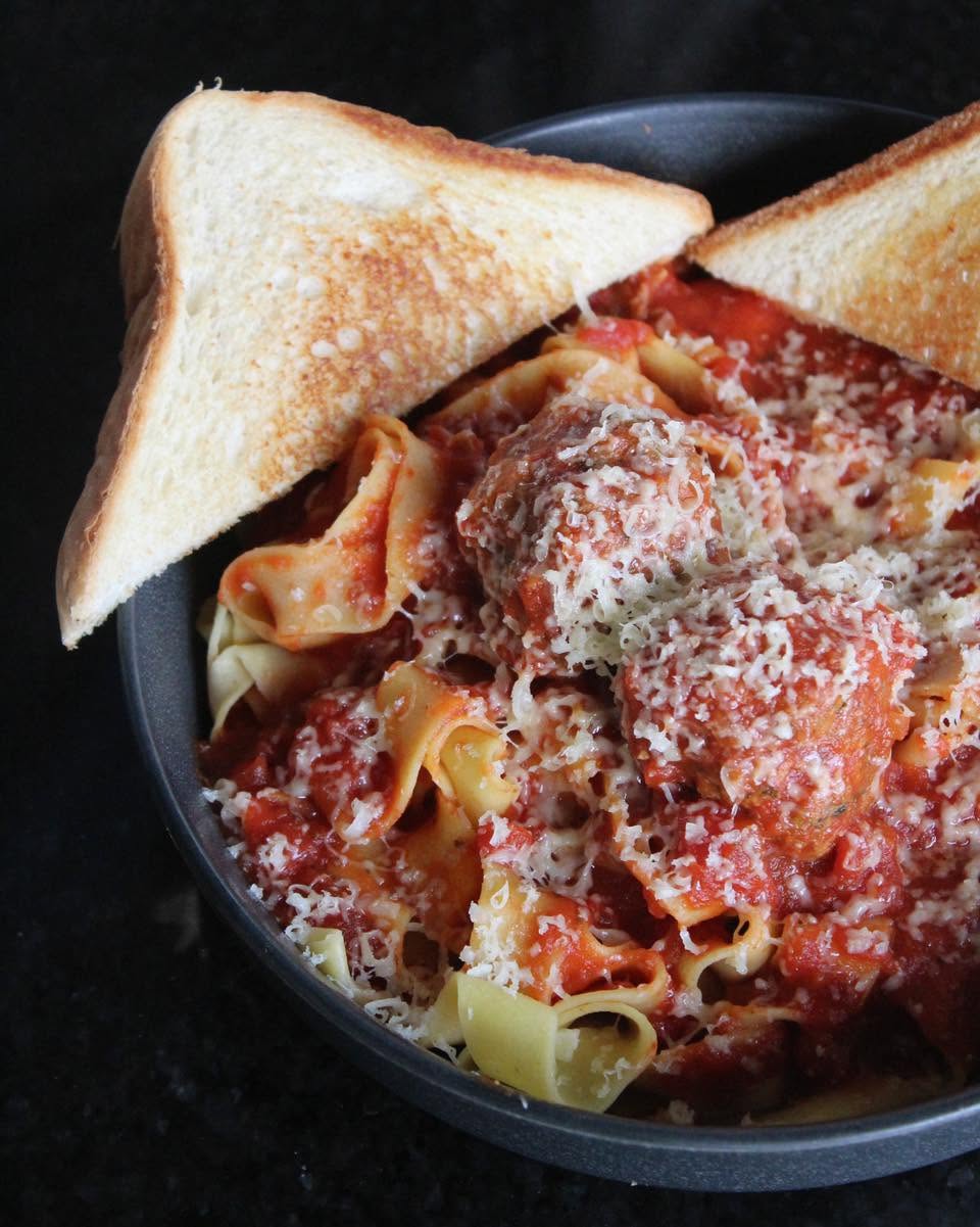 pasta with red sauce and garlic bread